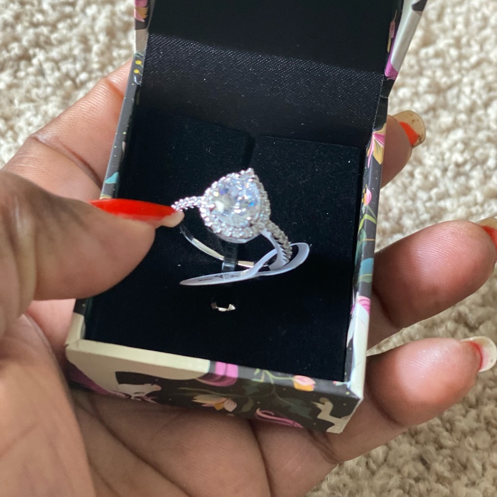 Engagement ring - Picture 3 of 6